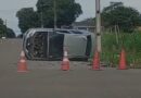 Colisão deixa carro tombado em cruzamento de Macapá; VÍDEO