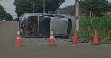 Colisão deixa carro tombado em cruzamento de Macapá; VÍDEO