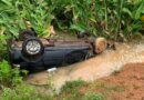Carro tomba em lago e fica com as rodas para cima após colisão envolvendo três veículos na Rodovia JP