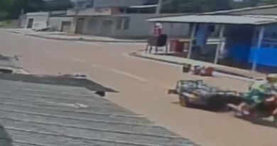 Criança de 11 anos é atingida por motociclista enquanto atravessava rua de bicicleta em Macapá; VÍDEO Criança de 11 anos é atingida por motociclista enquanto atravessava rua de bicicleta em Macapá; VÍDEO