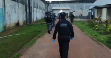 Denarc cumpre mandados no Iapen e apreende celulares usados por internos investigados por tráfico em Santana