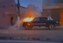 Motorista percebe fumaça, para em acostamento e carro pega fogo em Santana; VÍDEO