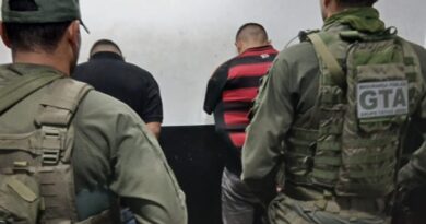Dupla é presa com arma, drogas e mais de R$ 5 mil durante operação do GTA no Pacoval; VÍDEO