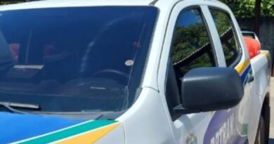 Motociclista fica ferida após tentar desviar de carreta e passar por buraco no São Lázaro Motociclista fica ferida após tentar desviar de carreta e passar por buraco no São Lázaro