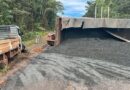Semirreboque tomba e fica atravessado na BR-210 no interior do Amapá; VÍDEO