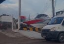 Lancha se desprende de reboque, invade estacionamento e deixa pessoa ferida em Macapá; VÍDEO
