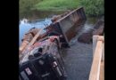 VÍDEO: Caminhão que transportava manganês cai de ponte no interior do Amapá; Sema afirma que trecho é de responsabilidade do DNIT