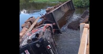 VÍDEO: Caminhão que transportava manganês cai de ponte no interior do Amapá; Sema afirma que trecho é de responsabilidade do DNIT
