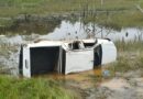 Motorista perde controle da direção, carro capota e vai parar em lago às margens da BR-156, em Tartarugalzinho