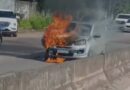 Carro pega fogo na Rodovia Duca Serra; VÍDEO