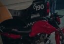 Dupla em motocicleta tenta escapar da PM, mas é capturada com drogas e balança de precisão no Araxá Dupla em motocicleta tenta escapar da PM, mas é capturada com drogas e balança de precisão no Araxá