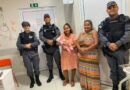 Policiais militares ajudam mulher em trabalho de parto dentro de carro durante patrulhamento em Macapá