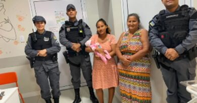 Policiais militares ajudam mulher em trabalho de parto dentro de carro durante patrulhamento em Macapá Policiais militares ajudam mulher em trabalho de parto dentro de carro durante patrulhamento em Macapá