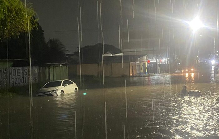 Foto de capa: Avenida Coaracy Nunes, um dos pontos alagados/Redação