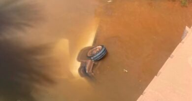 Carro cai de ponte, afunda em rio e populares conseguem retirar duas pessoas na BR-156 Carro cai de ponte, afunda em rio e populares conseguem retirar duas pessoas na BR-156