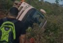 Ônibus tomba na BR-156 e passageiros saem pelas janelas do veículo; VÍDEO