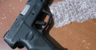 Polícia Penal intercepta pistola arremessada por drone no Iapen Polícia Penal intercepta pistola arremessada por drone no Iapen