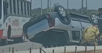 Carro capota na Fazendinha após motorista perder controle em curva; VÍDEO