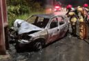 Carro pega fogo após colidir com poste na Via Expressa, em Macapá; VÍDEO