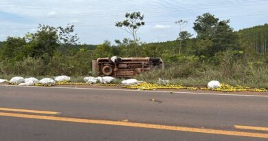 Veículo capota e deixa duas pessoas feridas na BR-210, interior do Amapá Veículo capota e deixa duas pessoas feridas na BR-210, interior do Amapá