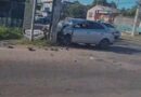 Dois carros colidem e um deles bate em poste durante acidente no Laguinho; VÍDEO Dois carros colidem e um deles bate em poste durante acidente no Laguinho; VÍDEO