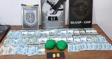 Mulher é presa com drogas, R$ 7 mil e barras de ouro avaliadas em mais de R$ 140 mil no Centro de Macapá Mulher é presa com drogas, R$ 7 mil e barras de ouro avaliadas em mais de R$ 140 mil no Centro de Macapá