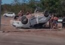 Condutora perde controle da direção e capota carro na Rodovia Norte-Sul; VÍDEO Condutora perde controle da direção e capota carro na Rodovia Norte-Sul; VÍDEO