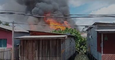 Incêndio atinge área de difícil acesso e mobiliza Bombeiros em Santana; VÍDEO Incêndio atinge área de difícil acesso e mobiliza Bombeiros em Santana; VÍDEO
