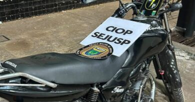 PM recupera motocicleta roubada e prende dois suspeitos em área de invasão em Macapá; VÍDEO