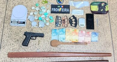 Dupla é presa após fuga e PM localizar simulacro de arma, drogas e materiais para tráfico em Oiapoque Dupla é presa após fuga e PM localizar simulacro de arma, drogas e materiais para tráfico em Oiapoque