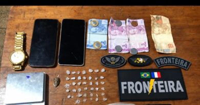 Suspeitos são presos após denúncia de venda e entrega de drogas em Oiapoque Suspeitos são presos após denúncia de venda e entrega de drogas em Oiapoque