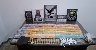 Operação policial identifica base de facção e apreende R$ 8,3 mil e drogas na comunidade do Ambrósio, em Santana