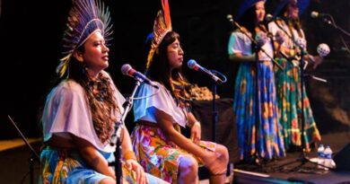 Suraras do Tapajós: primeiro grupo de carimbó formado por mulheres indígenas realiza shows gratuitos em Macapá Suraras do Tapajós: primeiro grupo de carimbó formado por mulheres indígenas realiza shows gratuitos em Macapá
